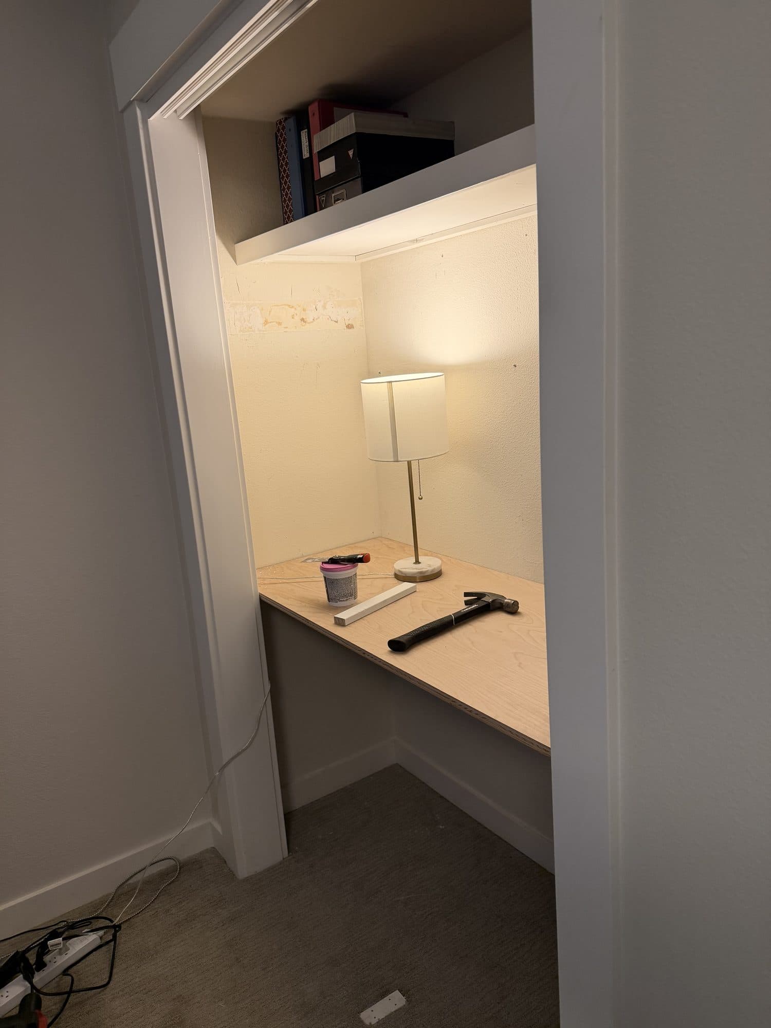 A lamp, a tub of spackle, and a hammer on the new desktop